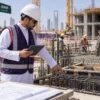 مهندس إشراف يفحص الخرسانة وحديد التسليح في الموقع
